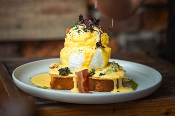 Nejlepší vejce Benedikt v Praze: Kavárna co hledá jméno